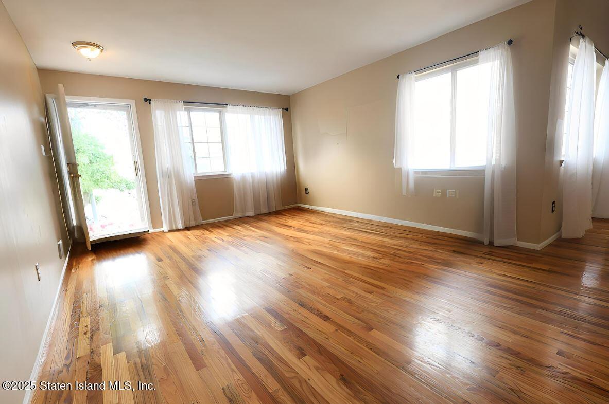 47 Hemlock Street Staten Island, NY 10309 - Photo 3 of 30 Living Room