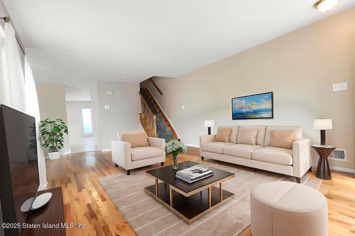47 Hemlock Street Staten Island, NY 10309 - Photo 6 of 30 Living Room