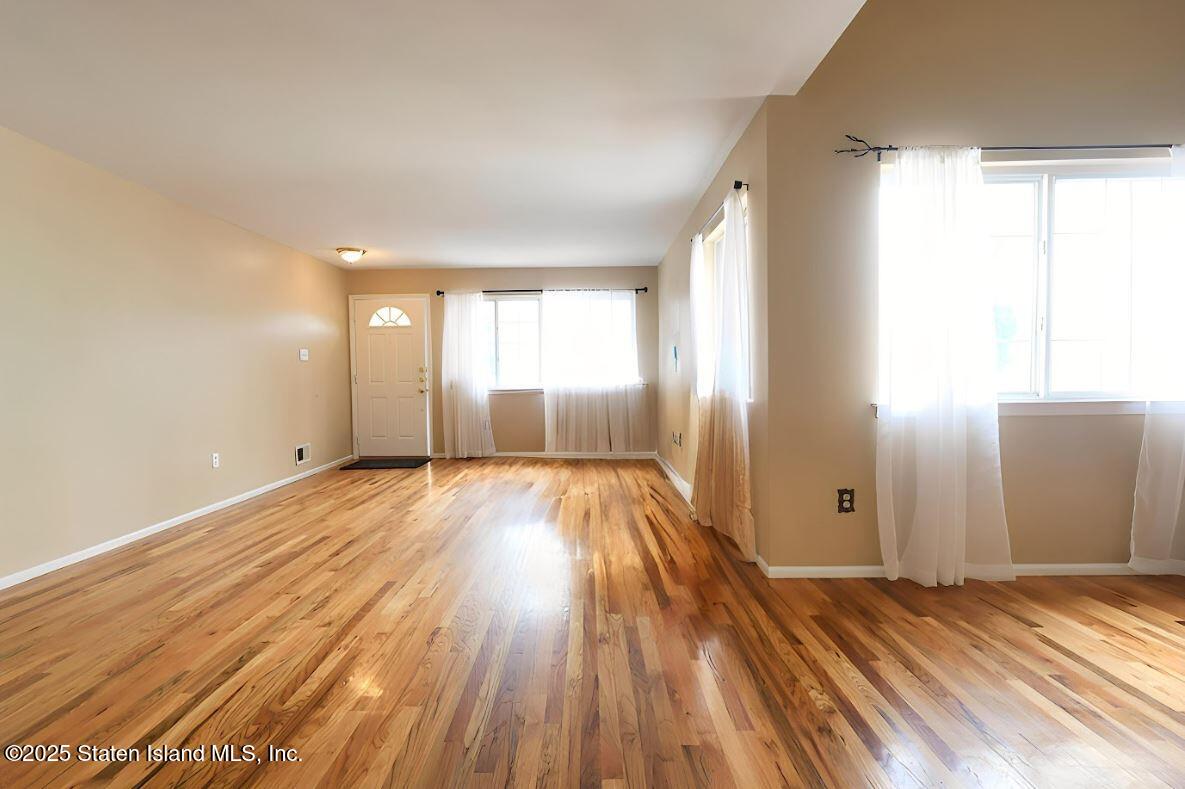 47 Hemlock Street Staten Island, NY 10309 - Photo 7 of 30 Living Room - Full View