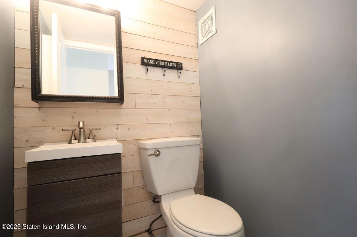47 Hemlock Street Staten Island, NY 10309 - Photo 10 of 30 Half Bath