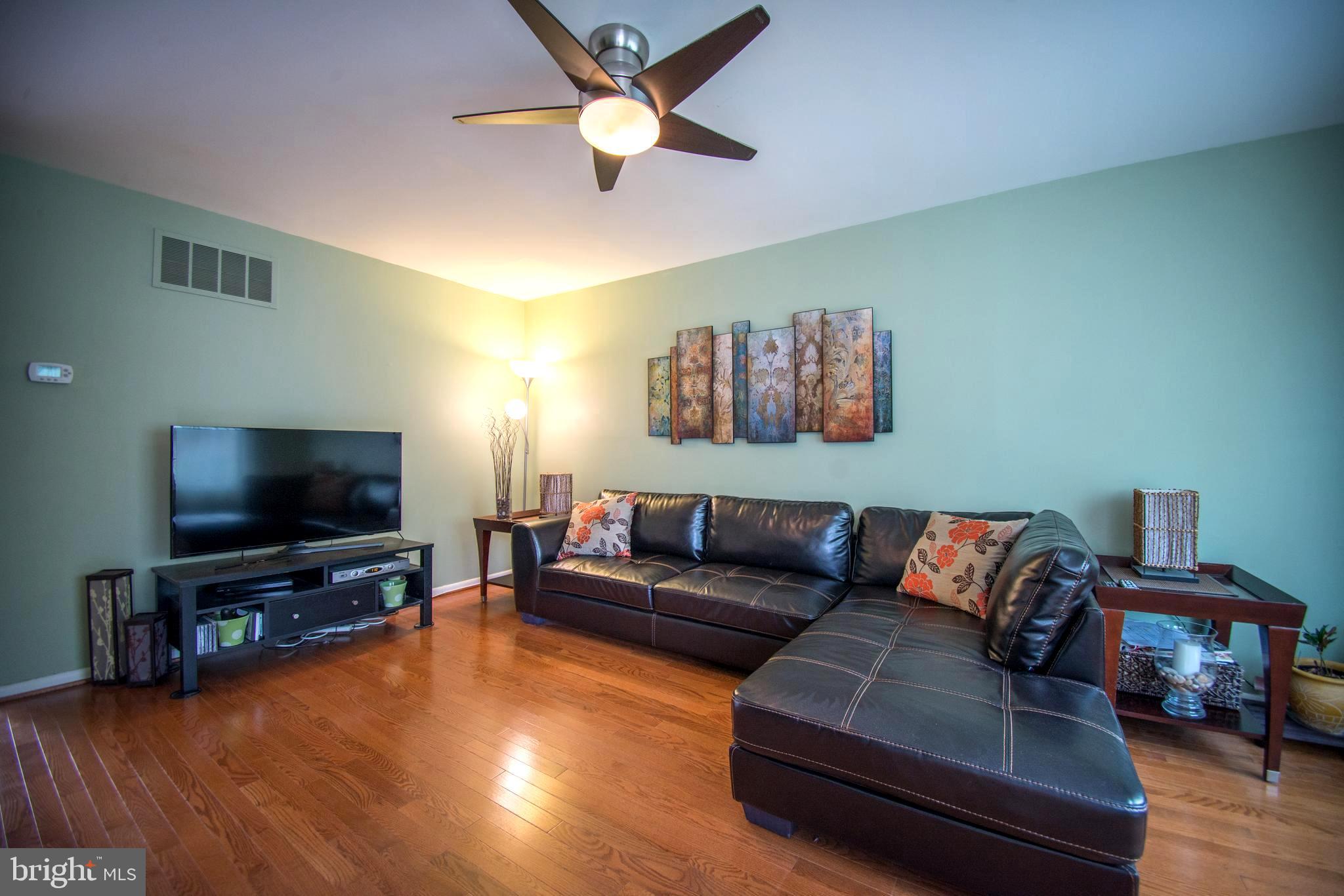 523 Brighton Place Baltimore, MD 21221 - Photo 4 of 30 Living Room 2