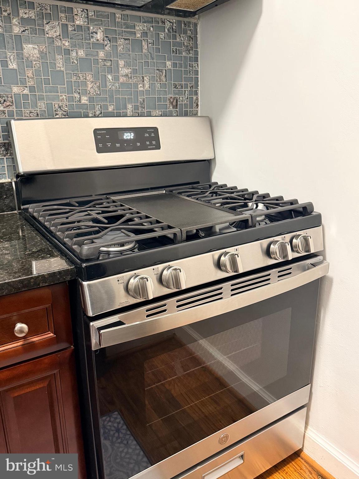 824 Philadelphia Avenue Silver Spring, MD 20910 - Photo 7 of 23 Upper-Level New GE Gas Range
