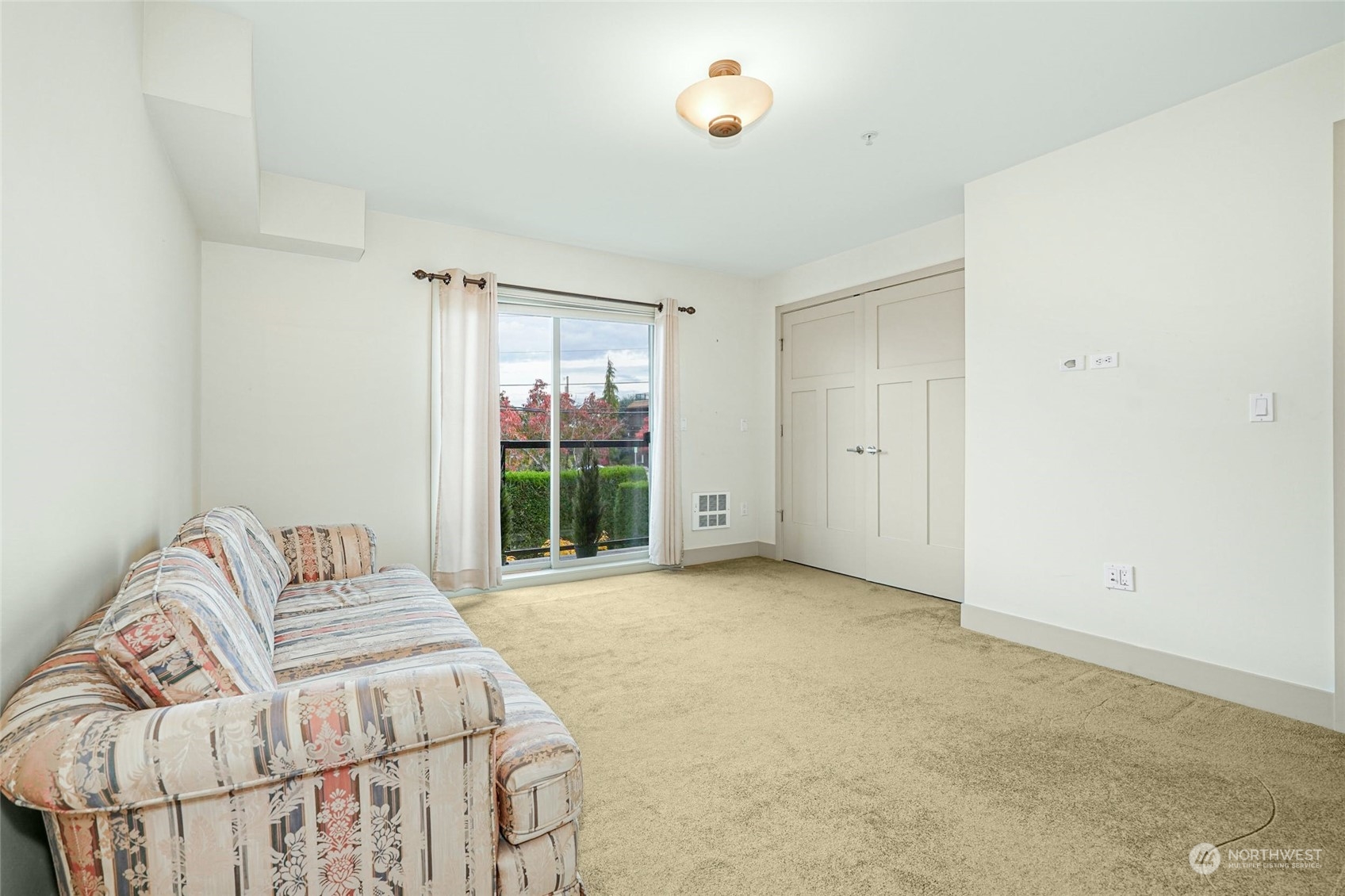 316 Walnut Street, Unit 201 Edmonds, WA 98020 - Photo 22 of 29 a spacious bedroom with a bed and a couch