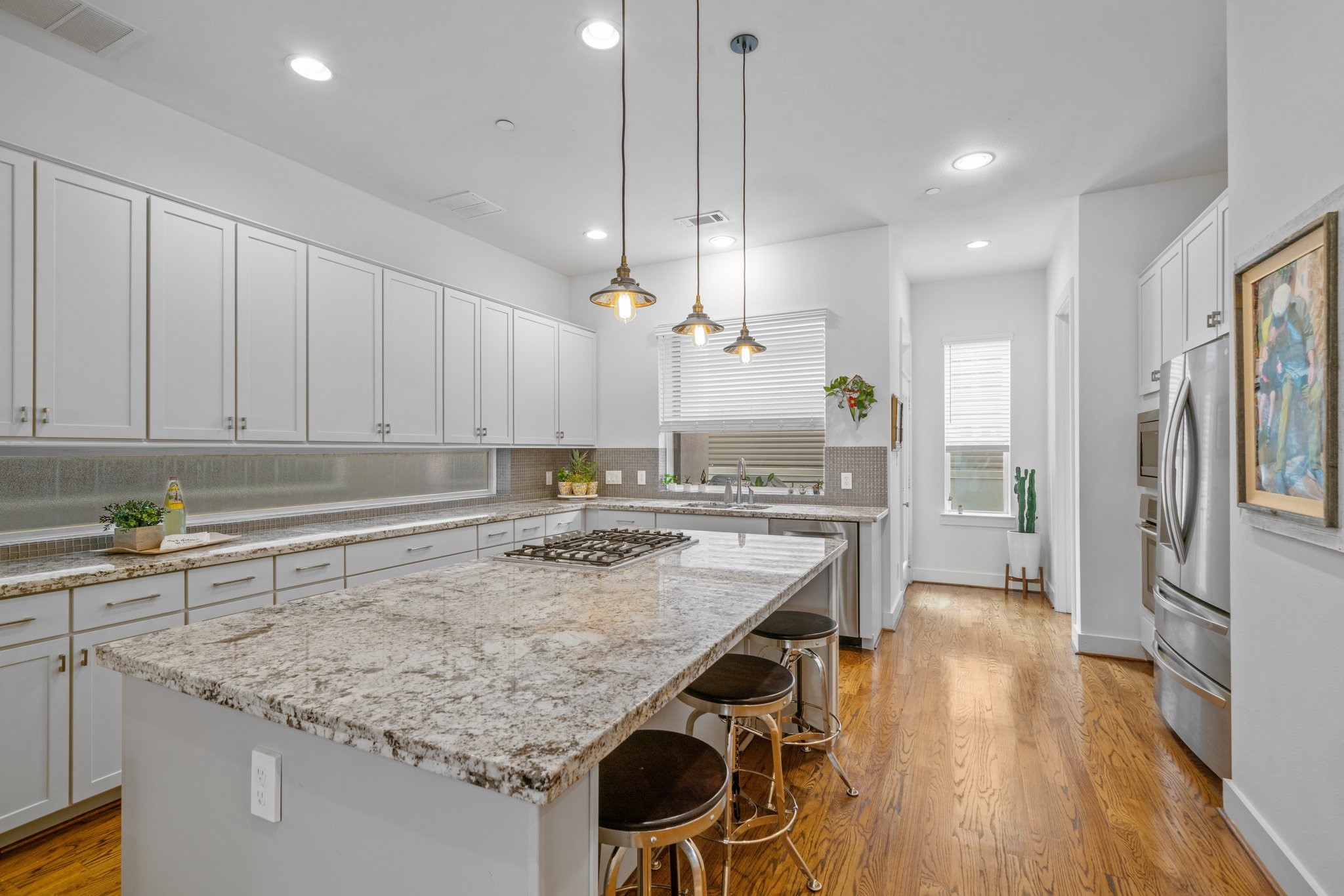 1804 Prospect Street Houston, TX 77004 - Photo 15 of 49 Amazing gourmet kitchen with large island with extra seating.