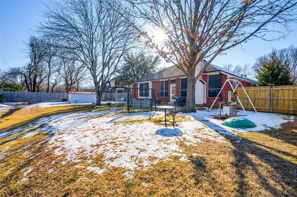 $450,000 | 115 Dogwood Trail, Shady Shores, TX 76208