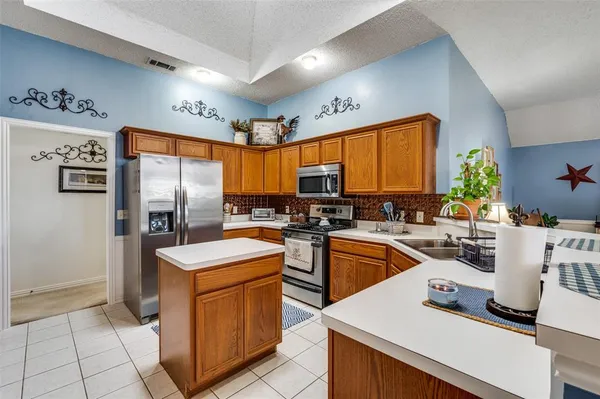 $450,000 | 115 Dogwood Trail, Shady Shores, TX 76208