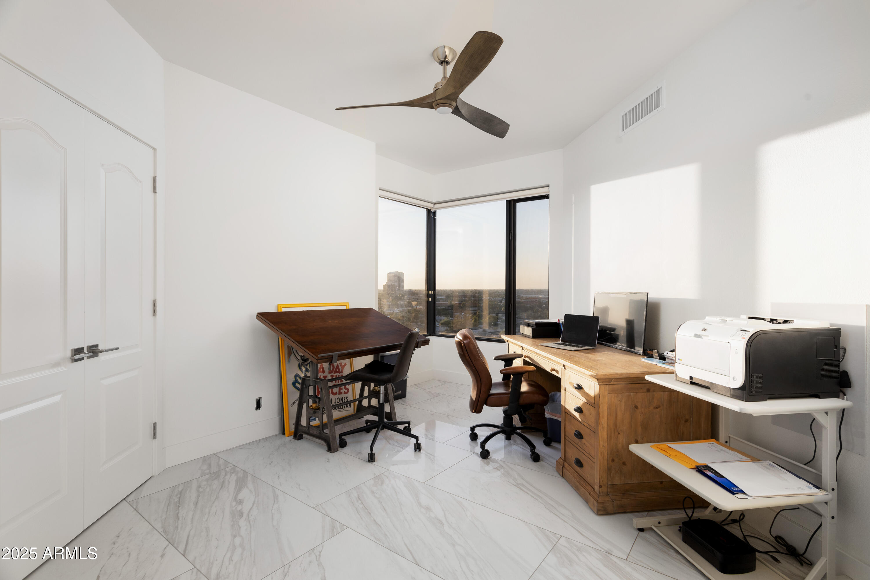 1040 East Osborn Road, Unit 904 Phoenix, AZ 85014 - Photo 16 of 22 a room with furniture and a window