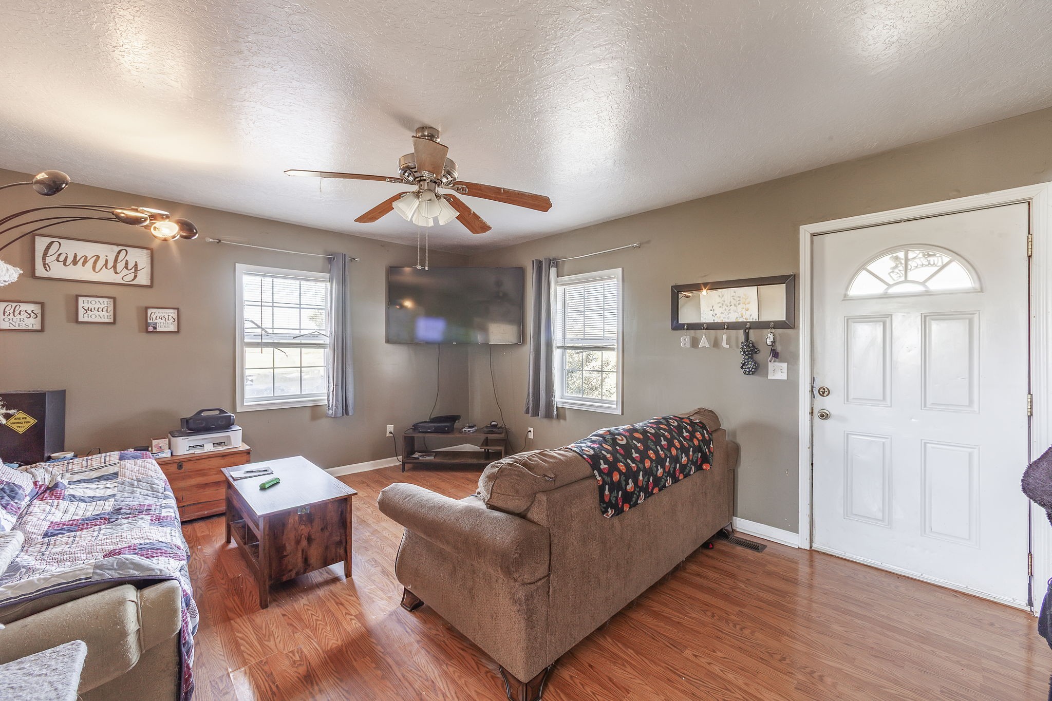 42 Jesse Patterson Road Trenton, TN 38382 - Photo 6 of 27 a living room with furniture