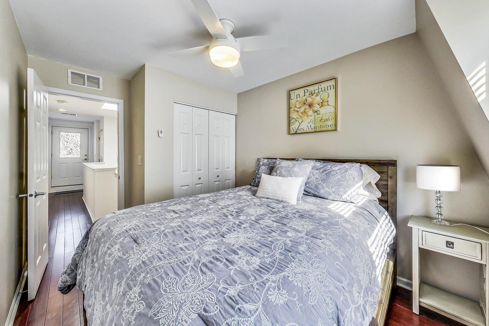 1351 West Altgeld Street, Unit 4D Chicago, IL 60614 - Photo 21 of 30 a bedroom with a bed and a lamp