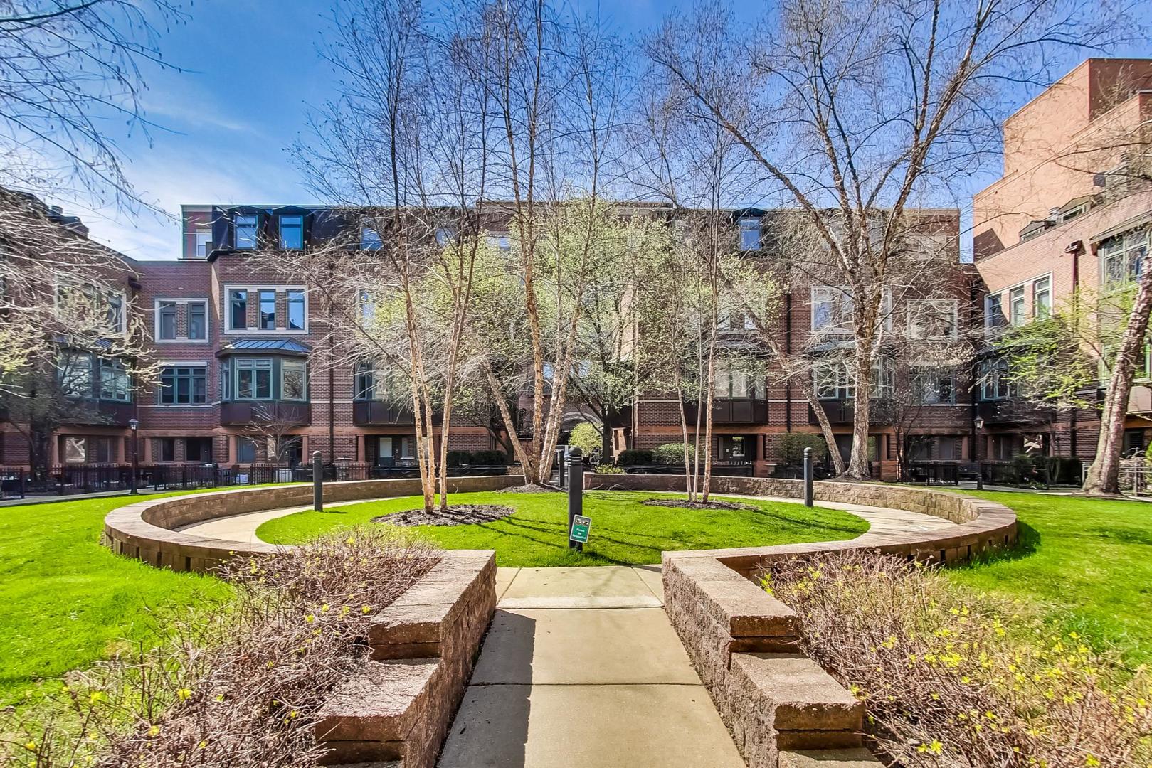 1351 West Altgeld Street, Unit 4D Chicago, IL 60614 - Photo 29 of 30 a view of a fountain with a swimming pool
