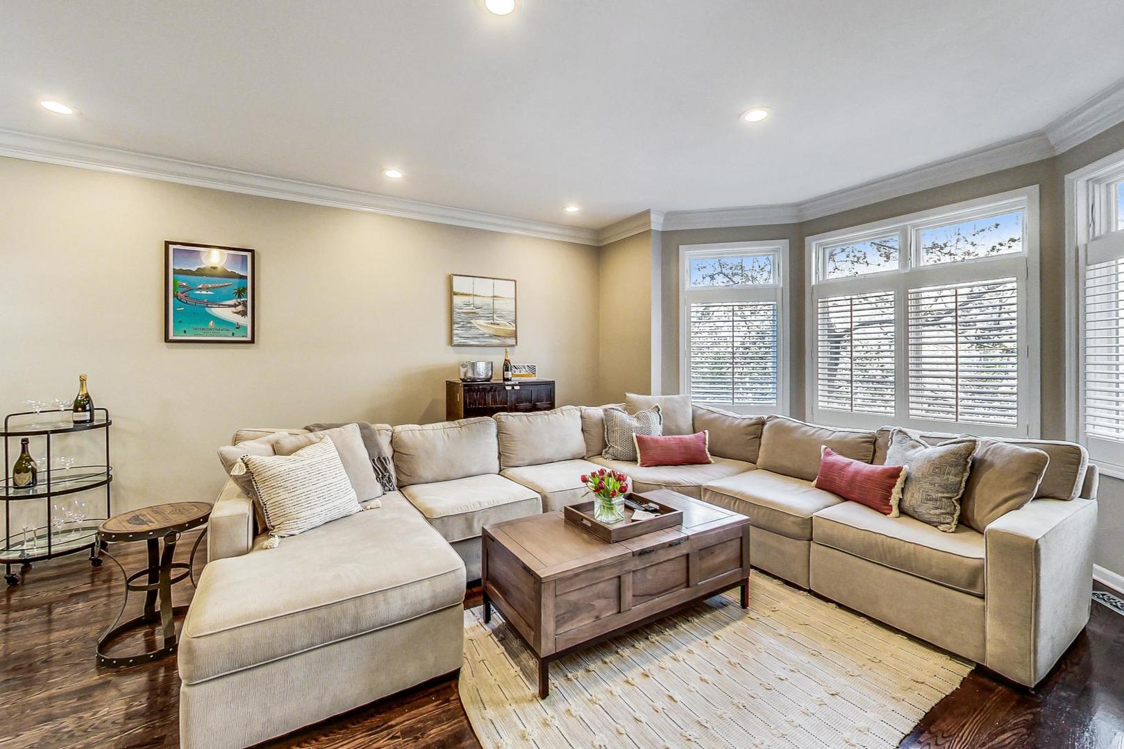 1351 West Altgeld Street, Unit 4D Chicago, IL 60614 - Photo 6 of 30 a living room with furniture and a large window