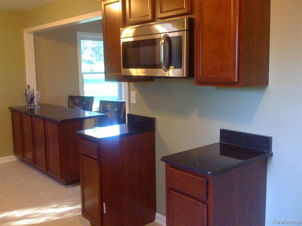 5173 Sashabaw Road Clarkston, MI 48346 - Photo 3 of 11 Beautiful Eat in Kitchen.jpg