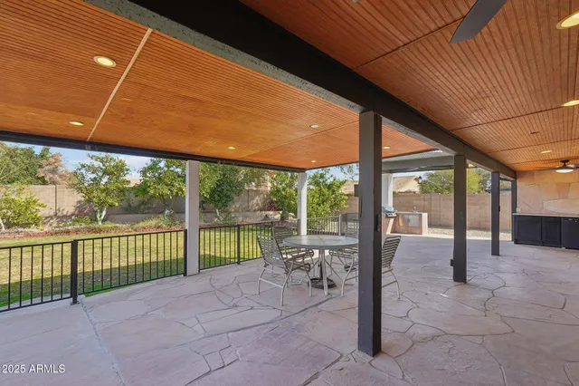 a view of a backyard