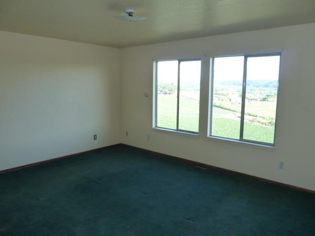 77 Overpass Road, Unit B Watsonville, CA 95076 - Photo 8 of 10 an empty room with a window