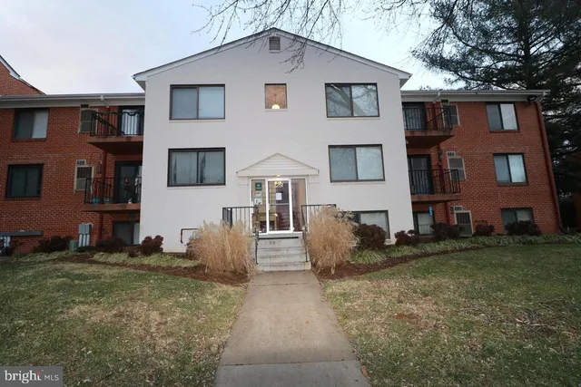 $240,000 | 125 Clubhouse Drive Southwest, Unit 1, Leesburg, VA 20175
