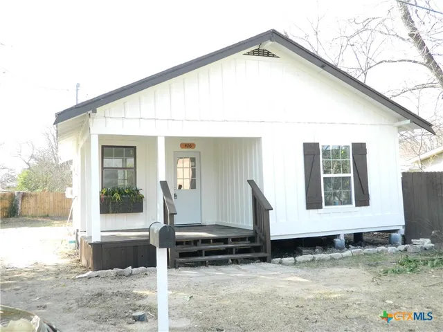$1,300 | 426 Aguila Street, Seguin, TX 78155