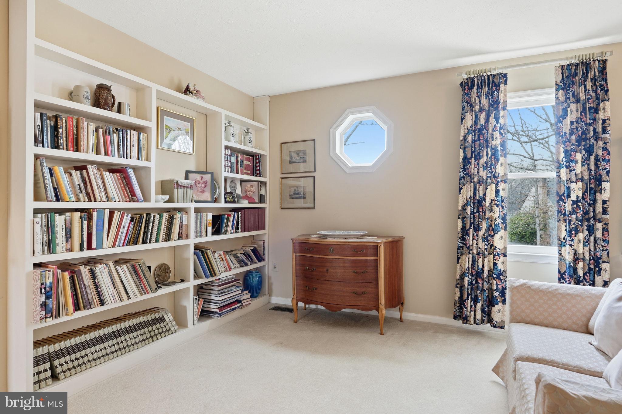 7 Wickham Court Sterling, VA 20165 - Photo 17 of 44 a room with furniture and a book shelf
