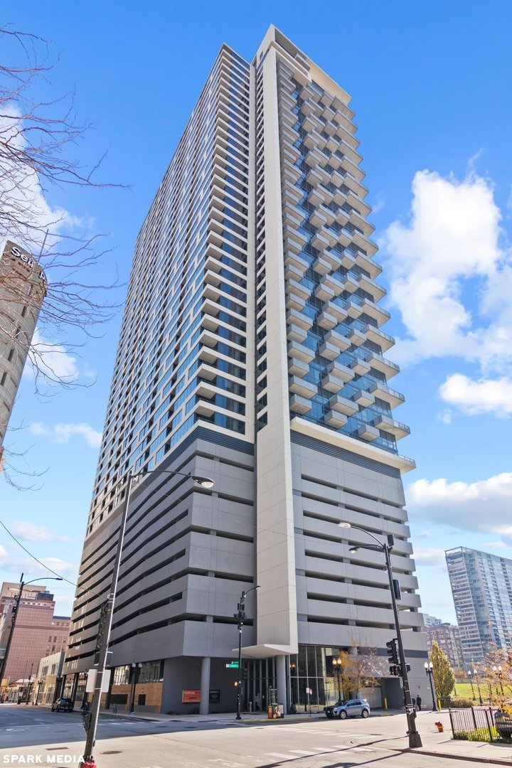235 West Van Buren Street, Unit 4208 Chicago, IL 60607 - Photo 1 of 16