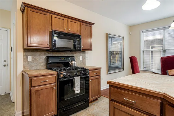 $399,900 | 290 Island Bluff Drive, Memphis, TN 38103
