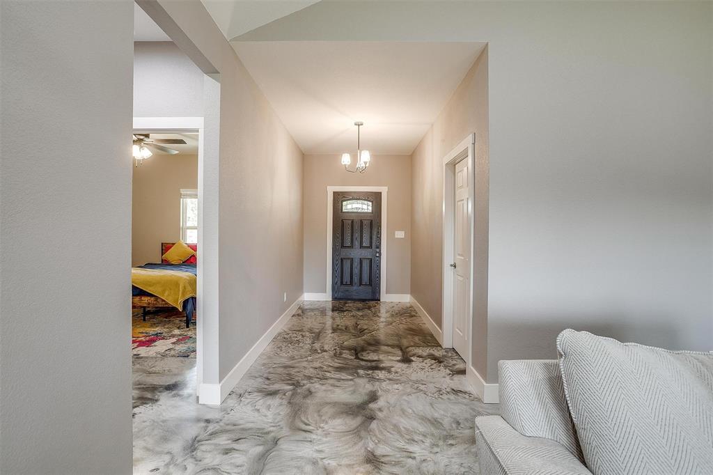 105 Ruidoso Way Mineral Wells, TX 76067 - Photo 4 of 33