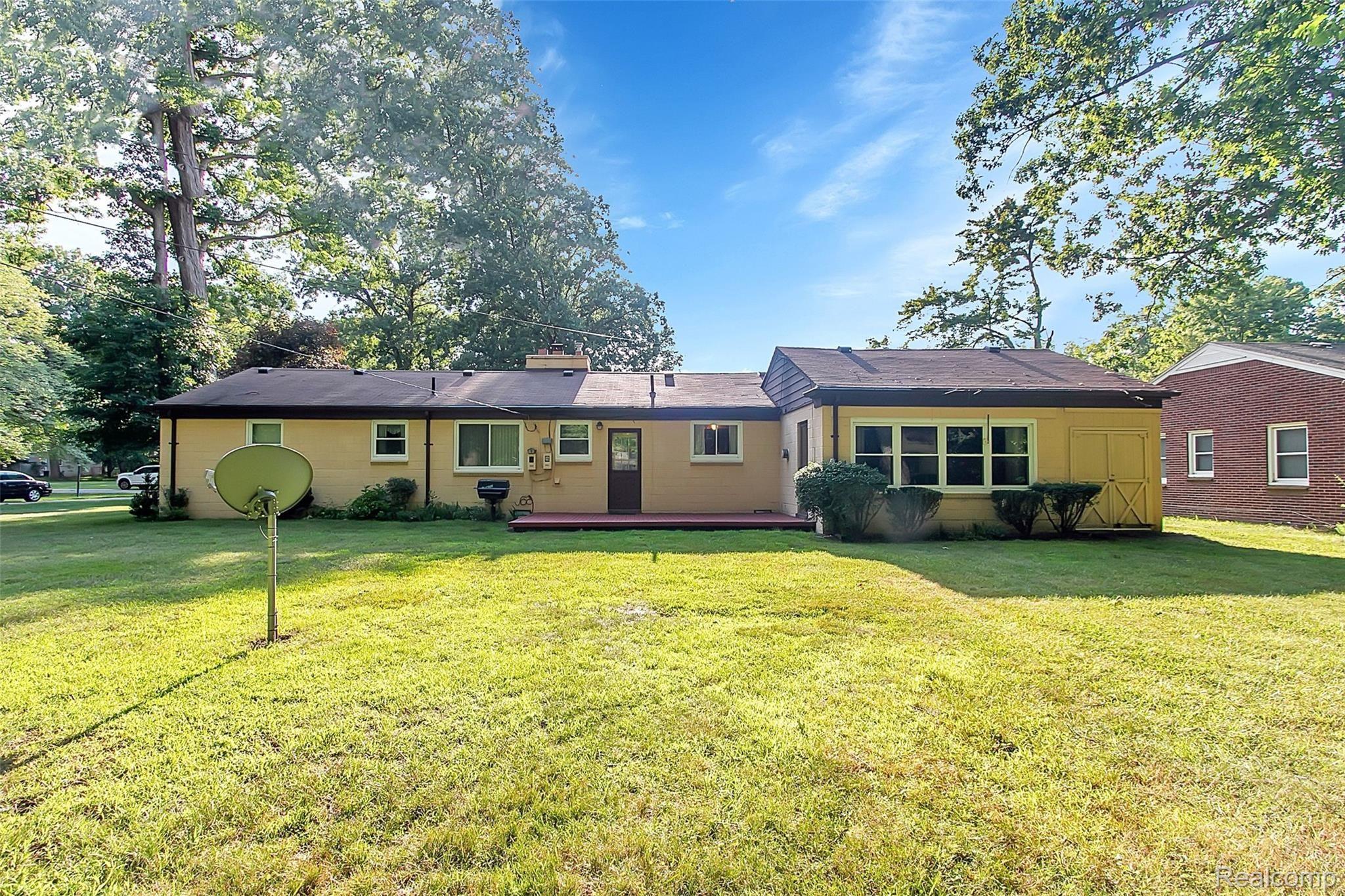 21570 Stahelin Road Southfield, MI 48075 - Photo 4 of 28 SPACIOUS RANCH OVER 70 FT. LONG!