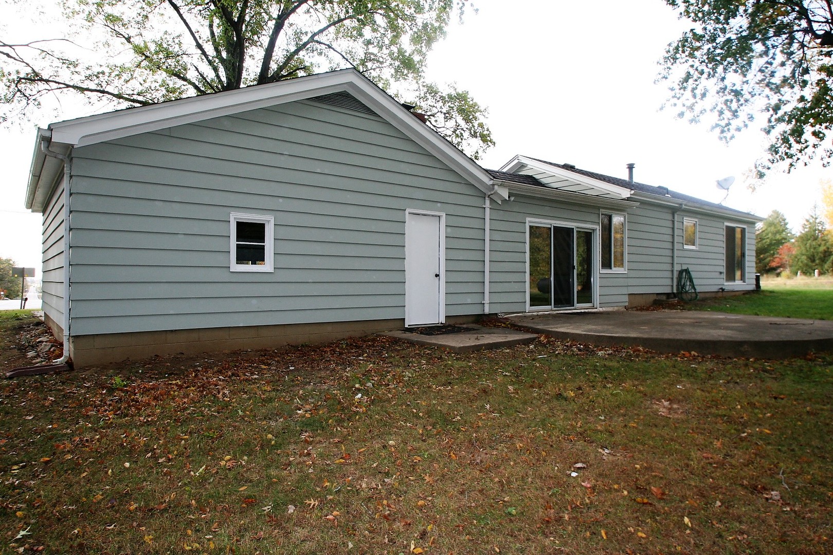 15998 Dee-Mac Road Mackinaw, IL 61755 - Photo 22 of 22 a backyard of a house