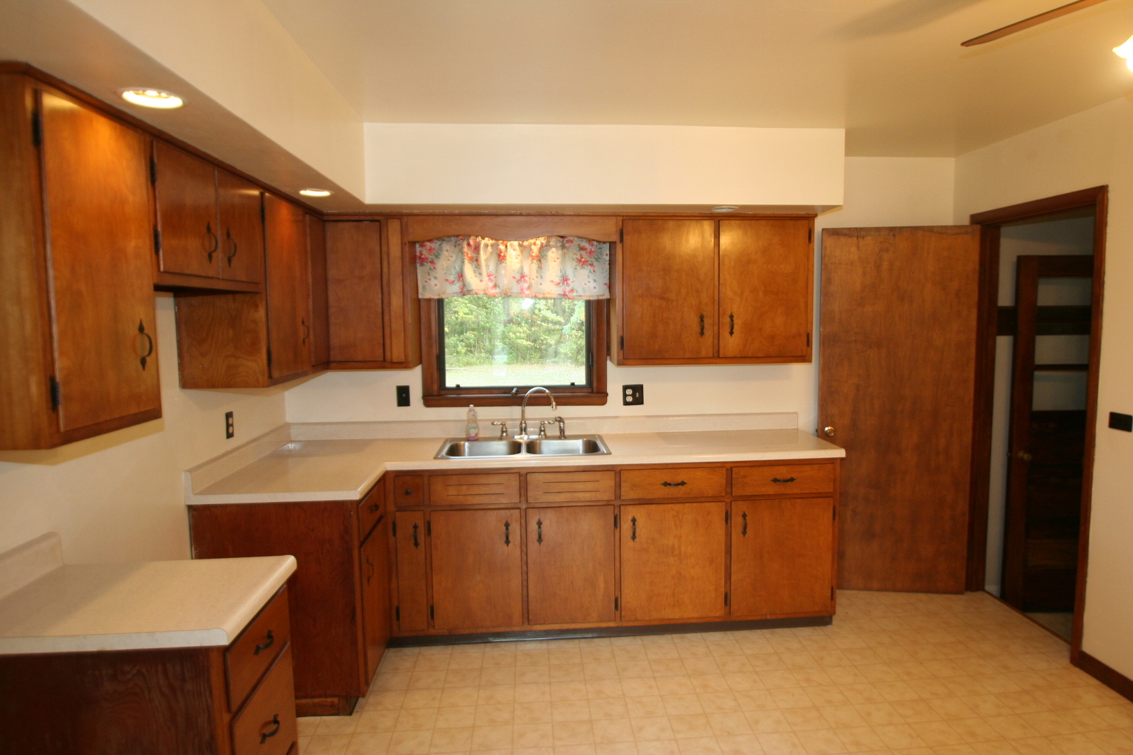15998 Dee-Mac Road Mackinaw, IL 61755 - Photo 3 of 22 a bathroom with a double vanity sink a mirror and a bathtub