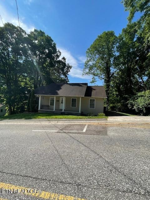 421 Delaware Avenue Oak Ridge, TN 37830 - Photo 2 of 34 a front view of a house with a yard