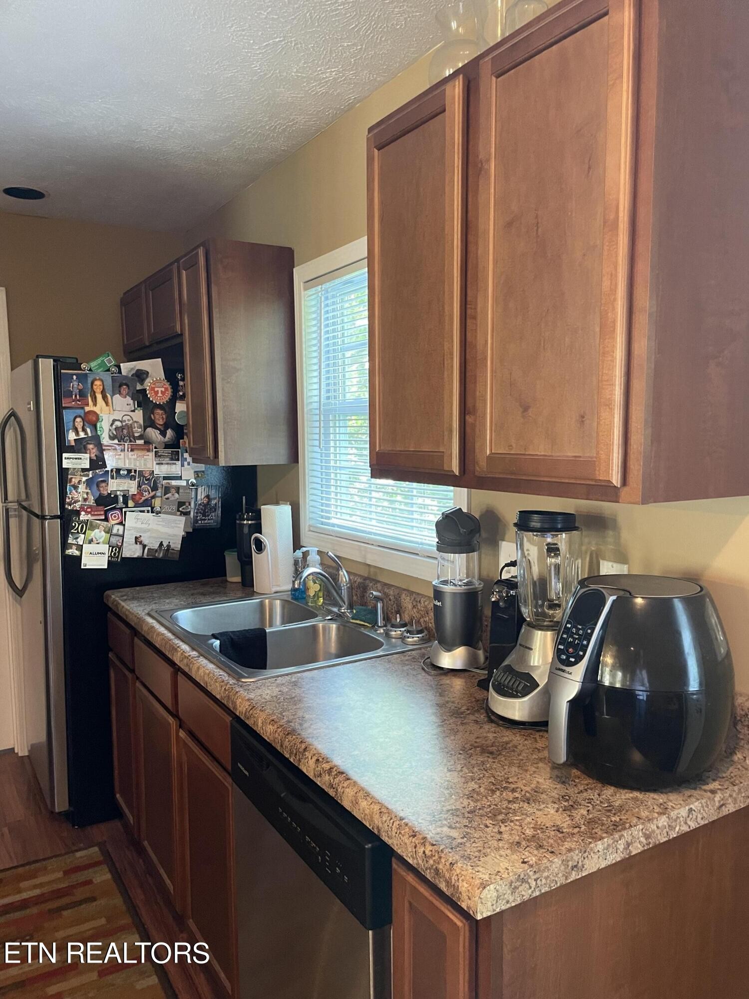 421 Delaware Avenue Oak Ridge, TN 37830 - Photo 23 of 34 a kitchen with a sink and cabinets
