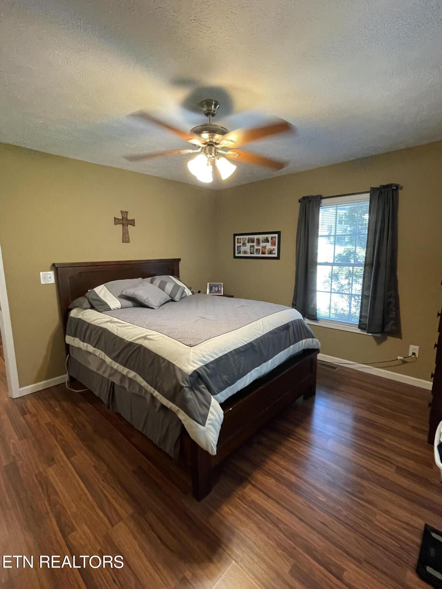 421 Delaware Avenue Oak Ridge, TN 37830 - Photo 25 of 34 a bedroom with a bed and window