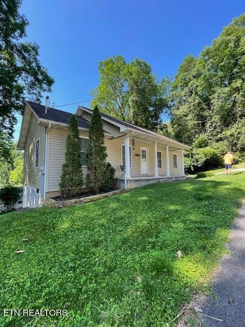 421 Delaware Avenue Oak Ridge, TN 37830 - Photo 3 of 34 a view of a house with backyard and garden