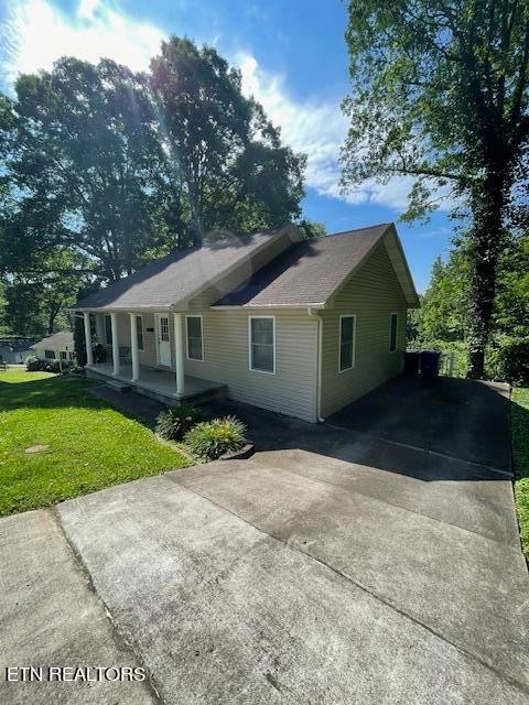 421 Delaware Avenue Oak Ridge, TN 37830 - Photo 4 of 34 a front view of a house with a yard