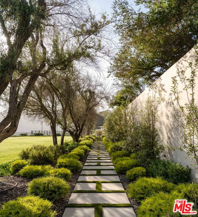 12833 Chalon Road Los Angeles, CA 90049 - Photo 27 of 34