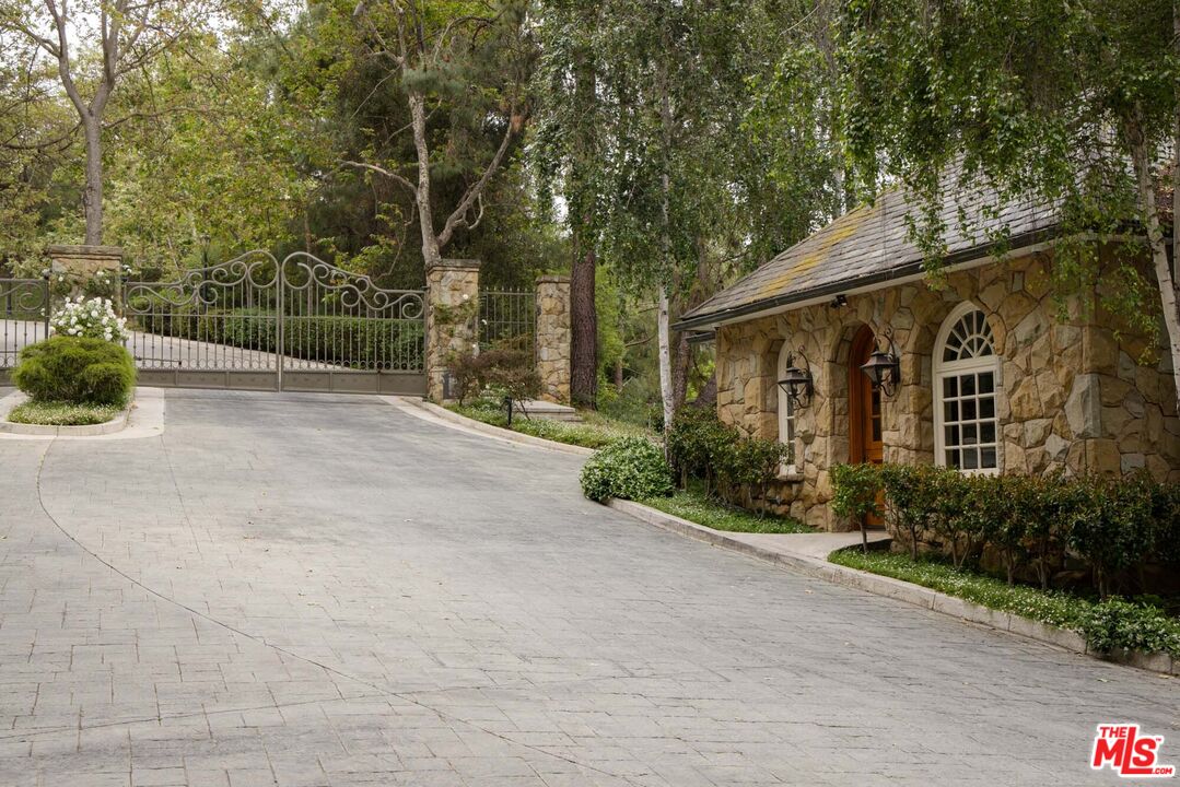 12833 Chalon Road Los Angeles, CA 90049 - Photo 34 of 34