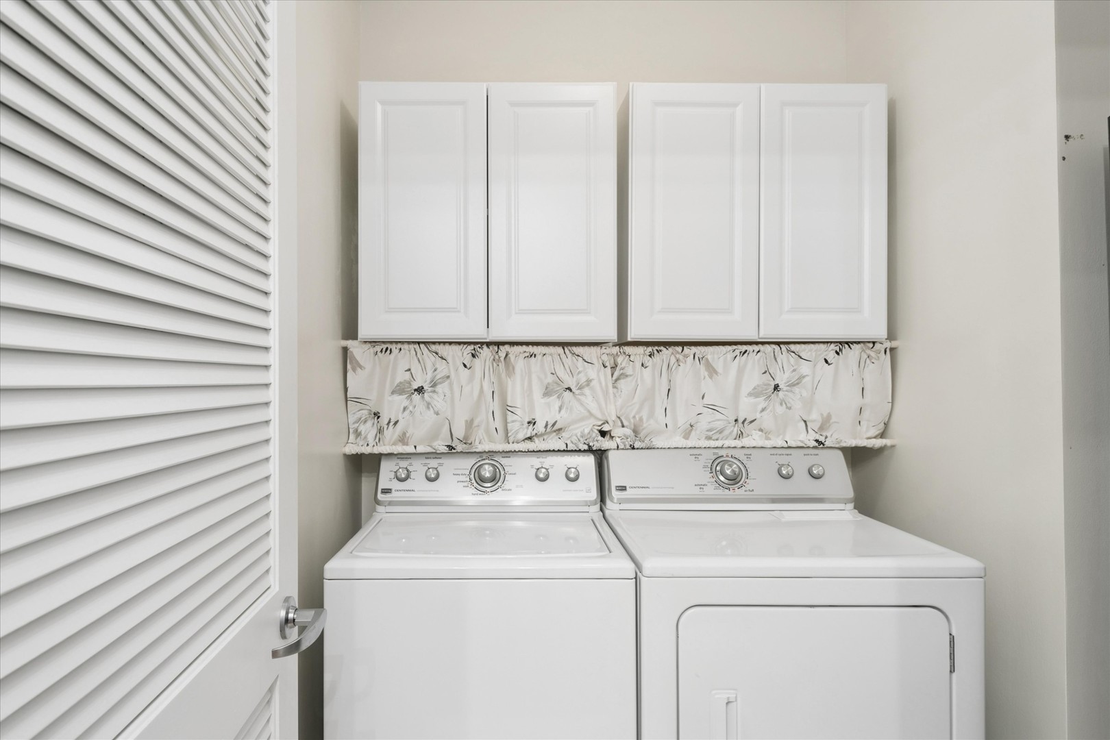 65 East Monroe Street, Unit 4521 Chicago, IL 60603 - Photo 13 of 25 a utility room with dryer and washer