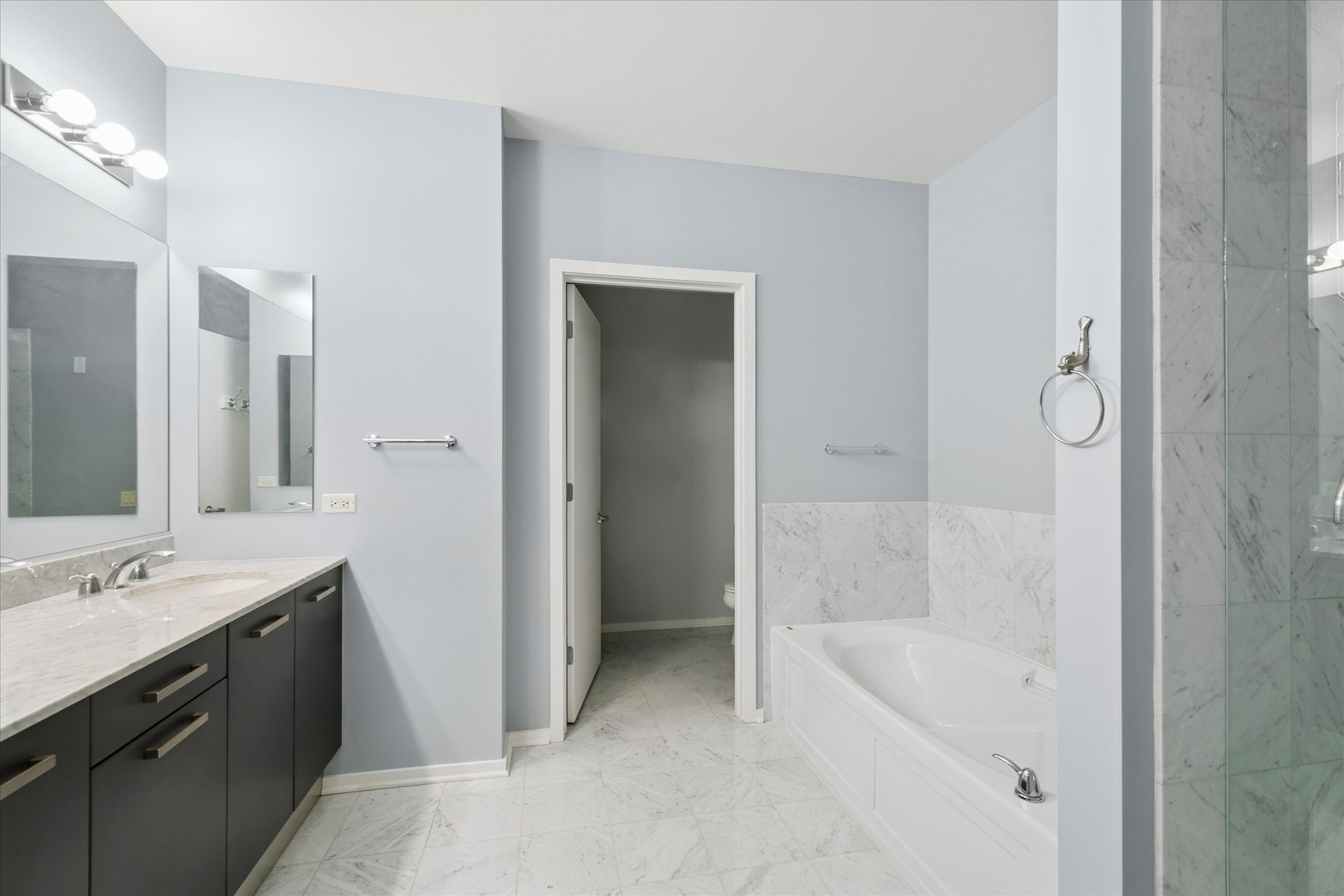 65 East Monroe Street, Unit 4521 Chicago, IL 60603 - Photo 8 of 25 a spacious bathroom with a bathtub sink and mirror