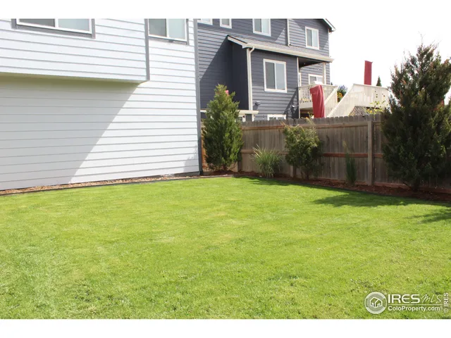 a view of a house with porch and a yard