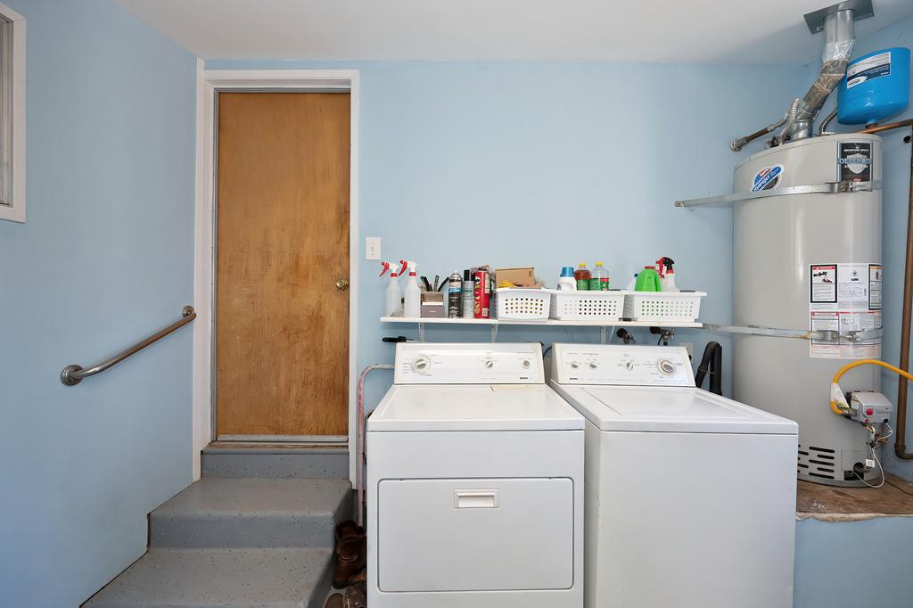 1333 Wesley Lane Auburn, CA 95603 - Photo 23 of 35 a utility room with dryer and washer