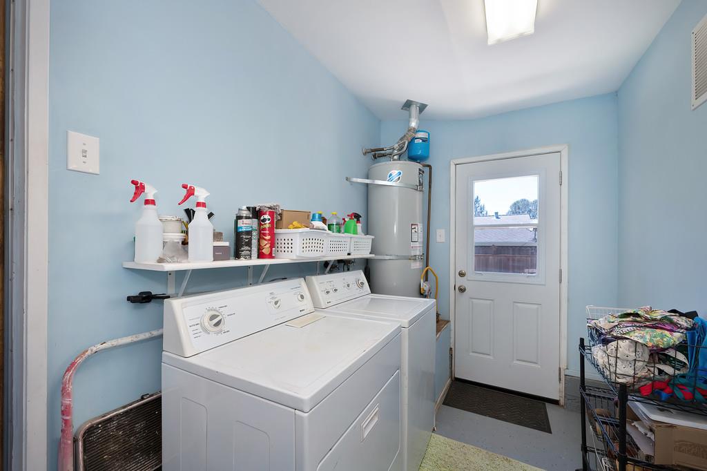1333 Wesley Lane Auburn, CA 95603 - Photo 24 of 35 a utility room with dryer and washer
