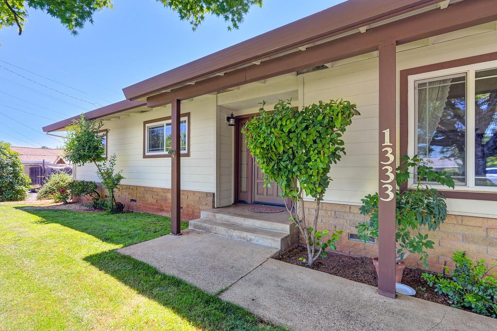 1333 Wesley Lane Auburn, CA 95603 - Photo 5 of 35 a front view of a house with garden
