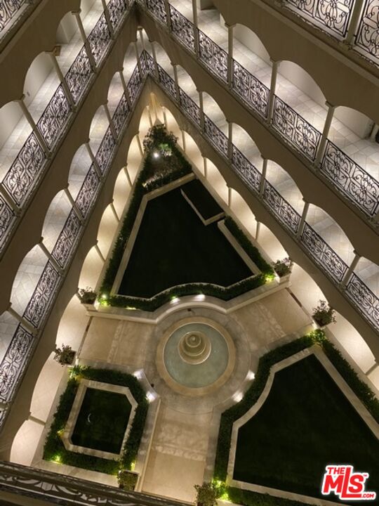 425 North Maple Drive, Unit PH 602 Beverly Hills, CA 90210 - Photo 33 of 37 a close up of a stove