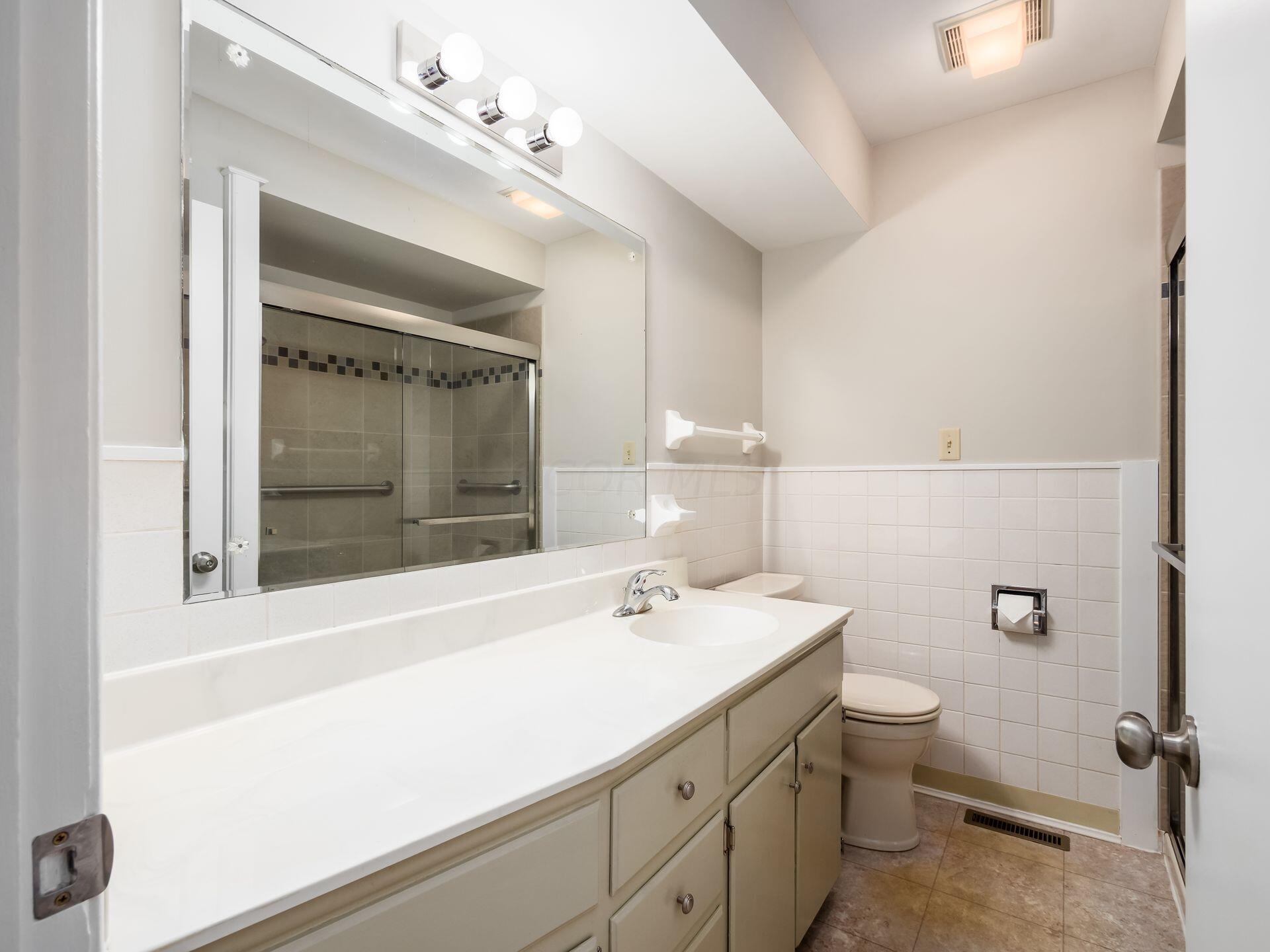 1569 Barrington Road Columbus, OH 43221 - Photo 18 of 43 First Floor Full Bathroom