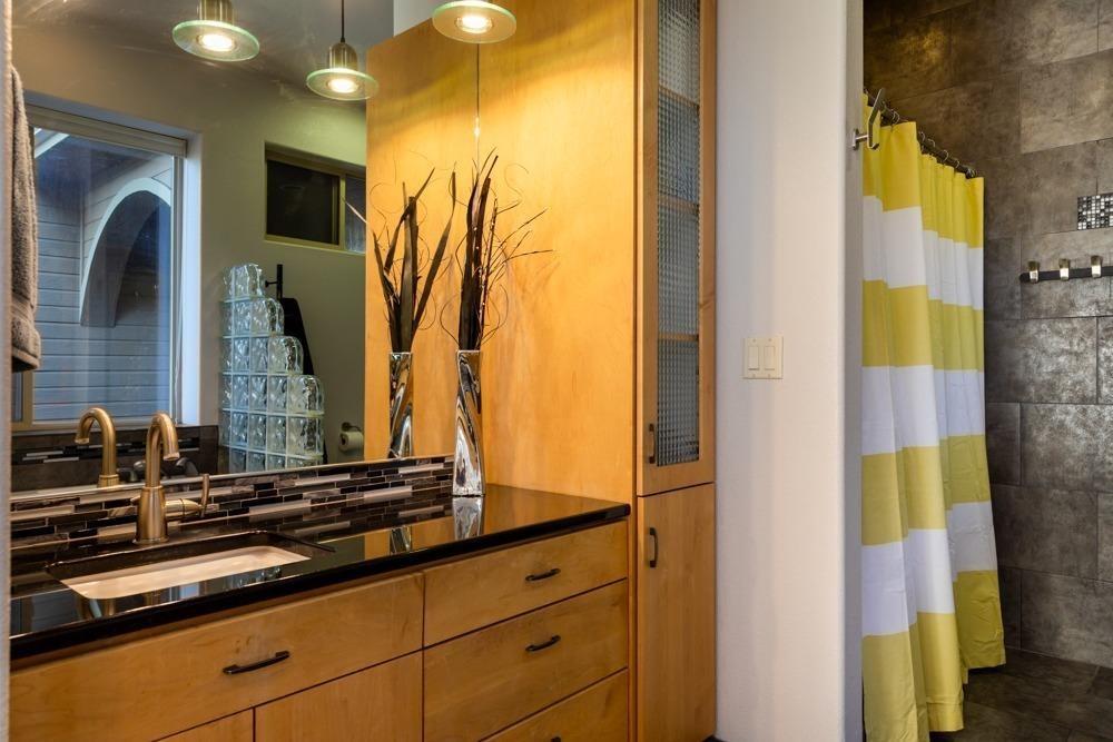 10542 Kestrel Road Klamath Falls, OR 97601 - Photo 21 of 35 Vanity in main level master