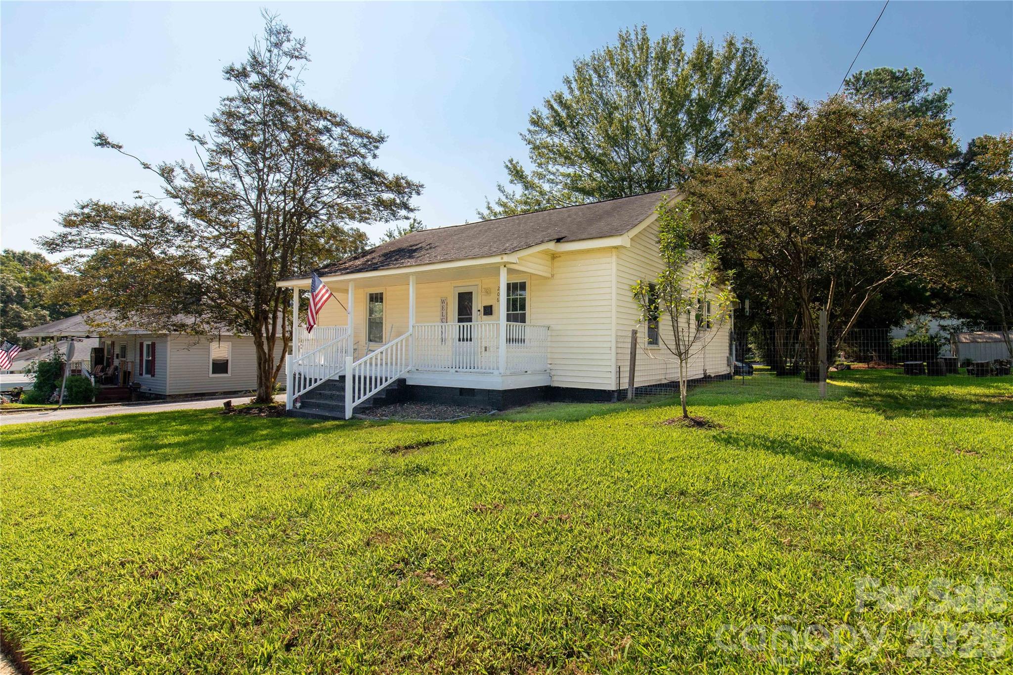 a view of a house with backyard