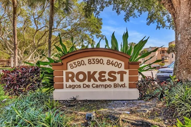 a view of a house with backyard and garden