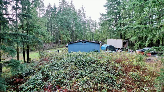 a view of a yard in front of house