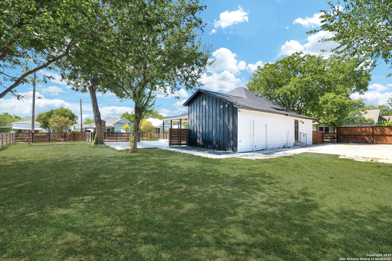 2425 Monterey Street San Antonio, TX 78207 - Photo 31 of 35 a view of a backyard with a garden