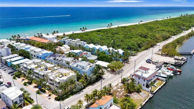 $1,880,000 | 347 Oak Street, Unit B1, Hollywood, FL 33019