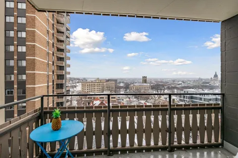 $136,900 | 400 Groveland Avenue, Unit 910, Minneapolis, MN 55403