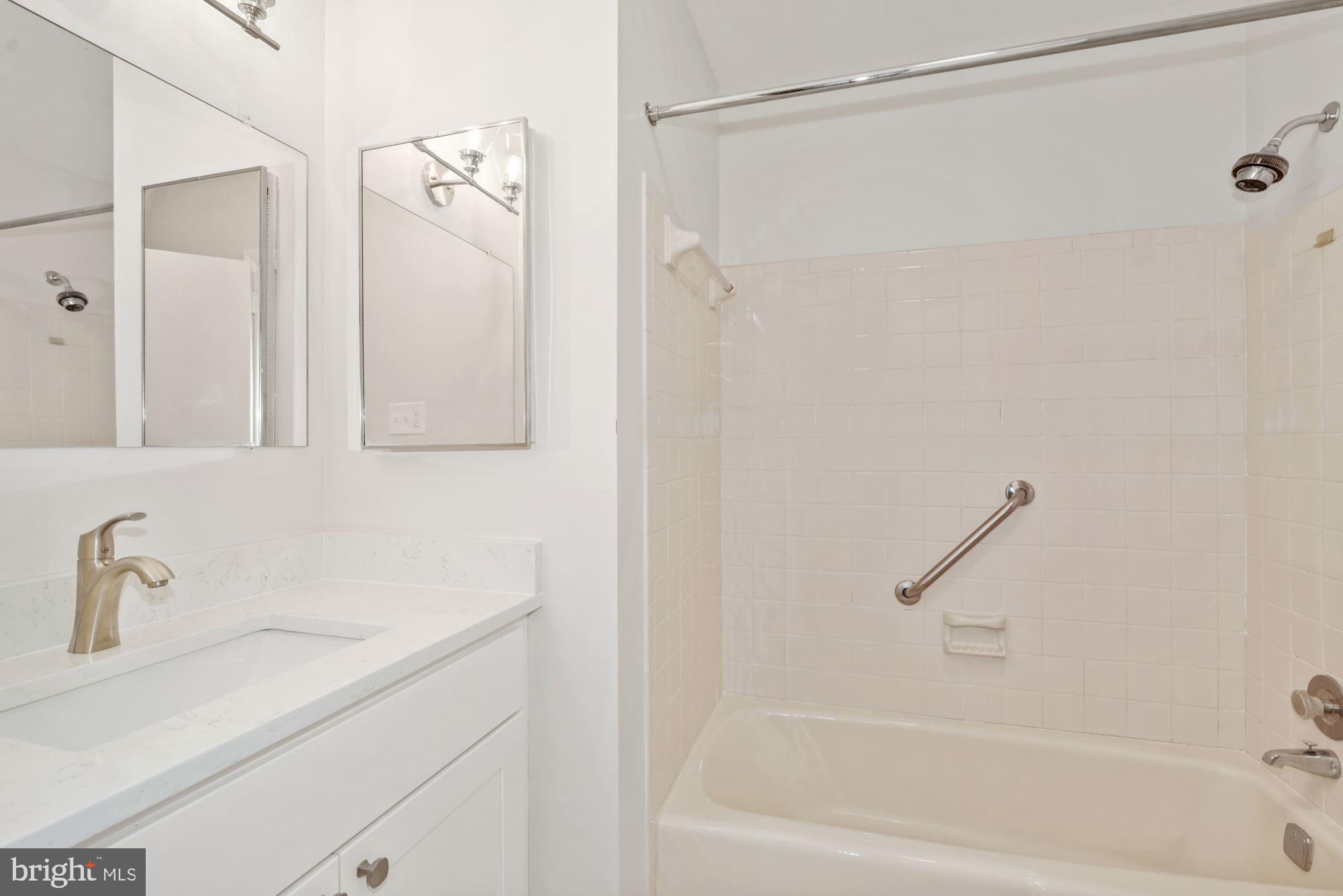 2005 Sarazen Place Reston, VA 20191 - Photo 25 of 35 Upper Level Hall Bath